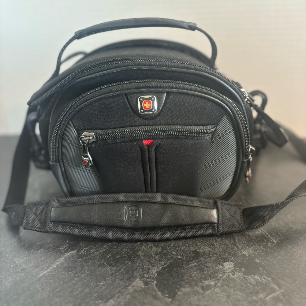 Swiss Gear black small padded camera case with shoulder strap